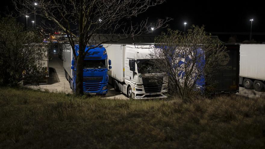 Varios camiones en la autopista AP-7 cortada por la protesta de los agricultores.