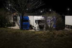 Varios camiones en la autopista AP-7 cortada a la altura de La Jonquera por la protesta de los agricultores franceses, a 26 de enero de 2024, en Girona, Catalunya (España).Hay hasta 400 kilómetros de la autopista que une la Junquera con Lyon (Francia) cor