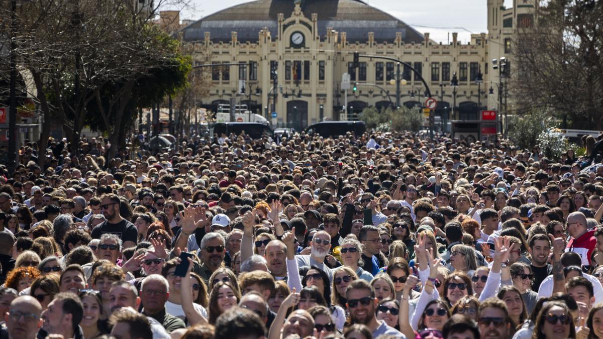 Visitantes de las Fallas 2023 en la &quot;mascletà&quot;.