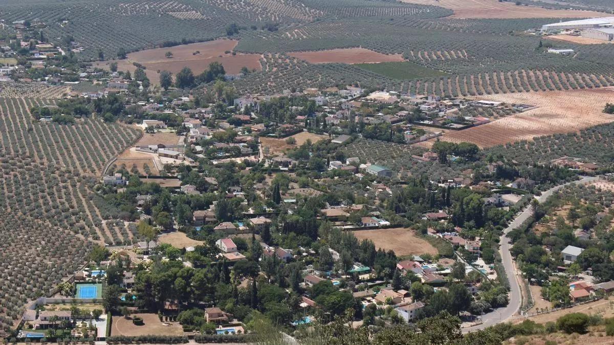Vista aérea del núcleo diseminado de Campo de Aras, en Lucena.