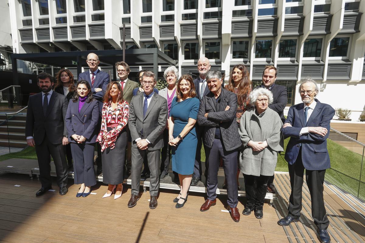El líder del PP, Alberto Núñez Feijóo, con miembros de la nueva fundación Reformismo21, este viernes, en los jardines de un hotel de Madrid. /