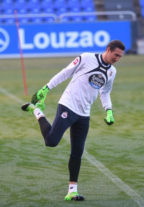 Sesión de entrenamiento en Riazor antes de disputar el trascendental encuentro ante el Granada.