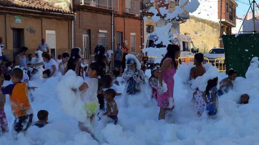 Numerosos niños se animaron a participar ayer en la fiesta de la espuma de Santa Clara.