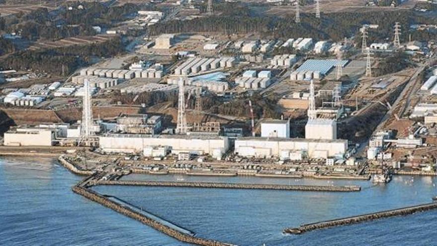 Los técnicos tratan de evitar la salida de agua contaminada de Fukushima tras el paso del tifón Malakas