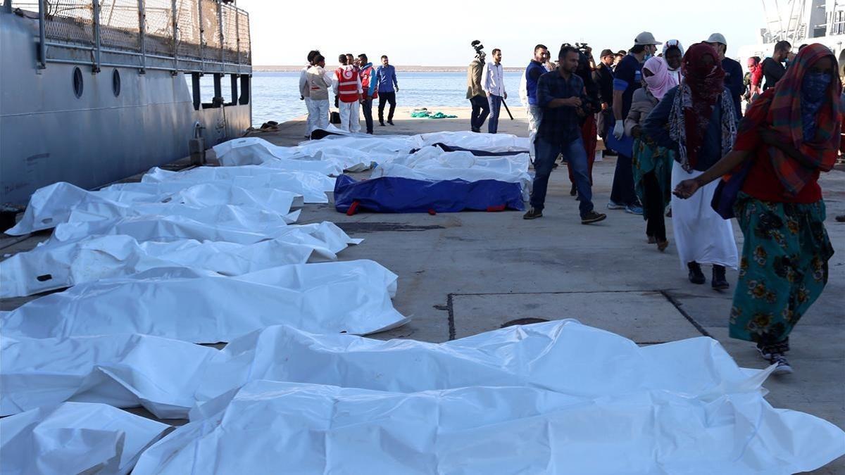 Bolsas con algunos de los cadáveres de inmigrantes que murieron ahogados, en Trípoli, el 25 de noviembre.