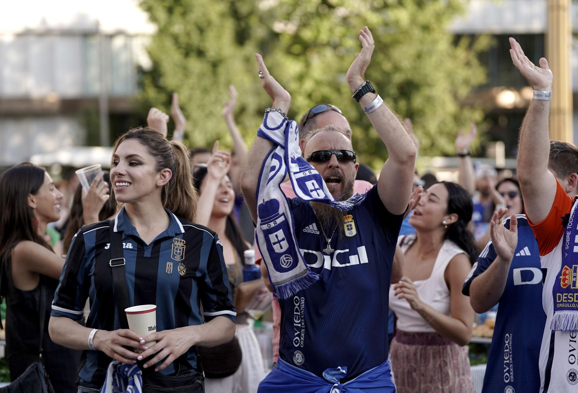 Así fue la fiesta del ascenso del Real Oviedo en Madrid.