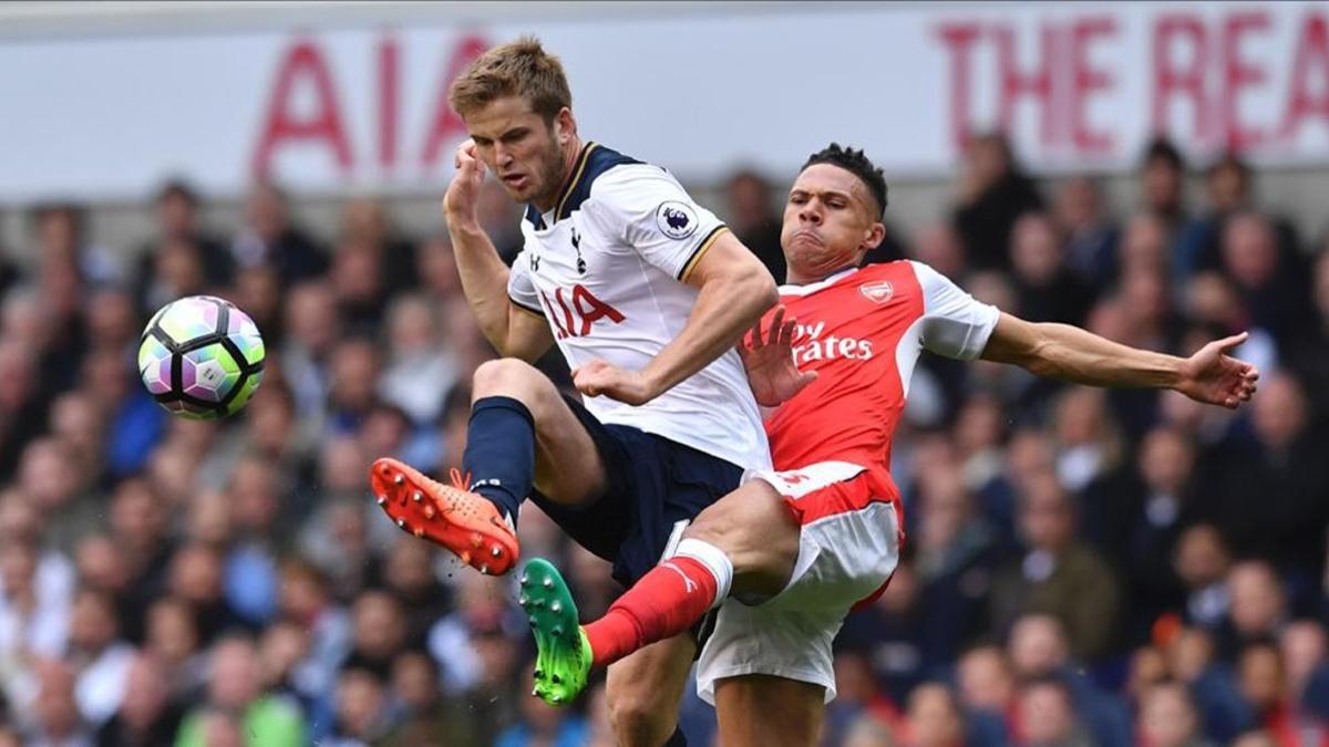 Gibbs y Dier pelean por un balón en el último derbi disputado en White Hart Lane