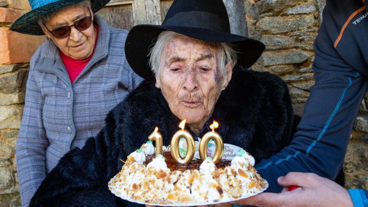 María Díez Fernández, de San Cristóbal de Aliste, sopla las velas los cien años. | Ch. S. 