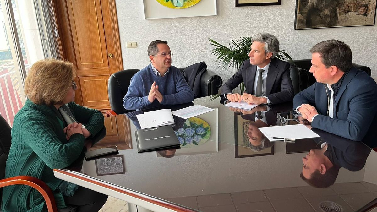 Reunión de Andrés Lorite en el Ayuntamiento de Lucena.