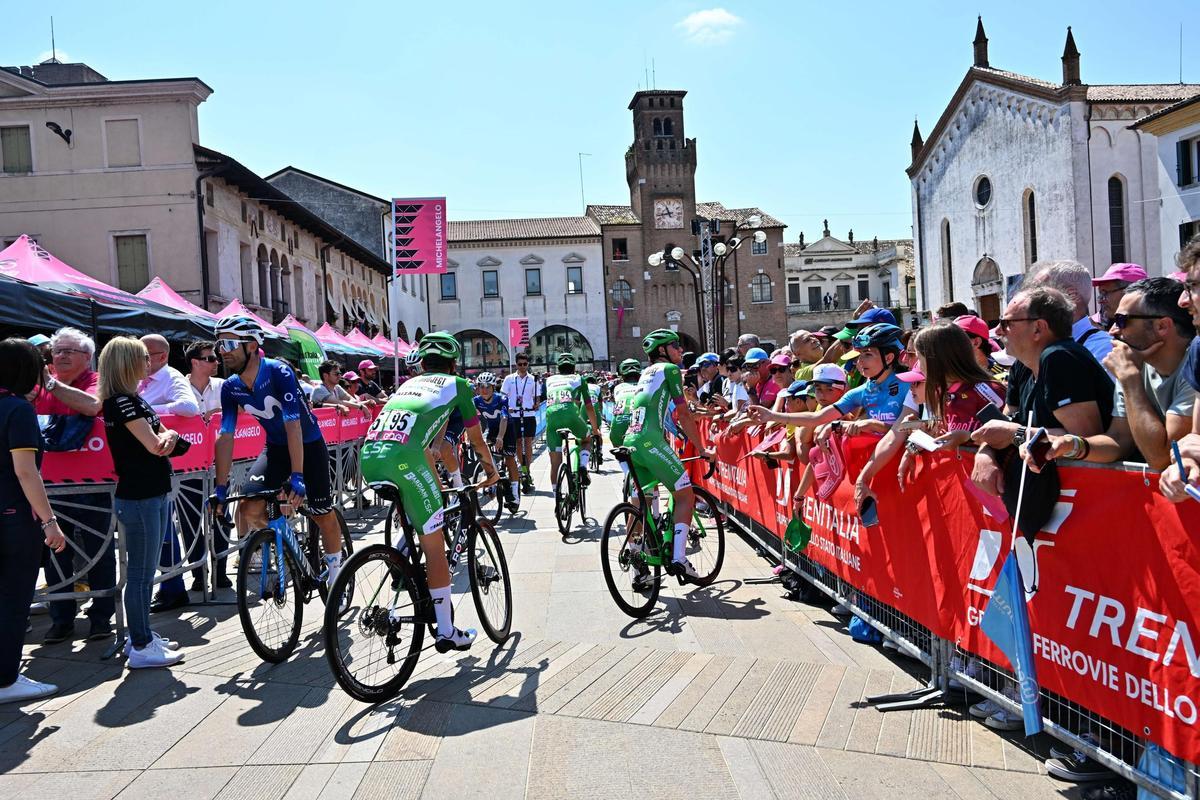 Oderzo (Italy), 25/05/2023.- Italian rider Martin Marcellusi (no.95) and teammates of Green Project-Bardiani CSF-Faizane arrive for the start of the 18th stage of the Giro d’Italia 2023 cycling tour over 161 km from Oderzo to Val di Zoldo, Italy, 25 May 2023. (Ciclismo, Italia) EFE/EPA/LUCA ZENNARO
