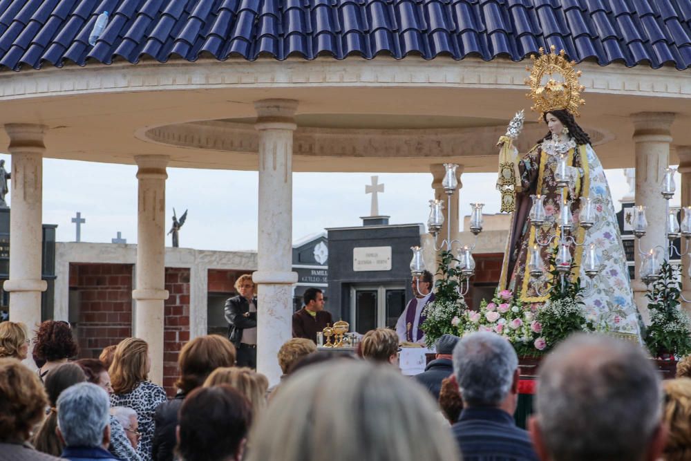 Un amplio número de vecinos se sumó a la celebración de los 200 años del cementerio de Cox.