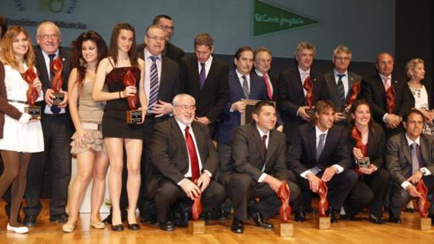 Todos los premiados en la Gala del Deporte de Murcia posan con sus galardones en el acto celebrado ayer.