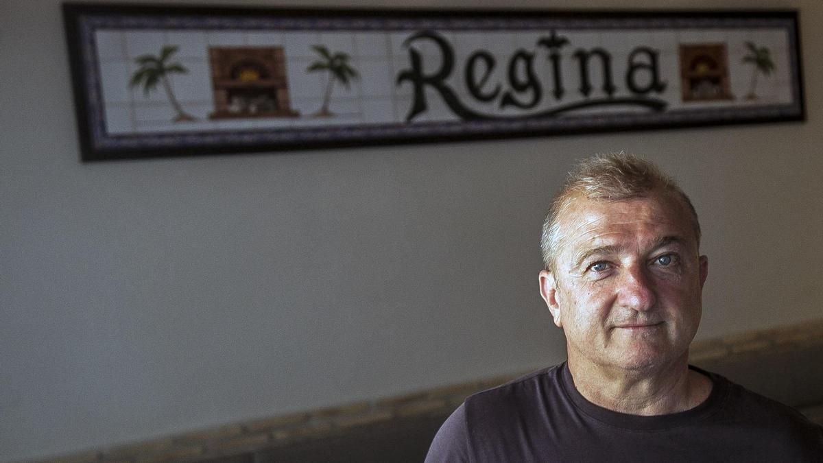 Luis de la Fuente Villarroel posa en su restaurante de Playa de San Juan.