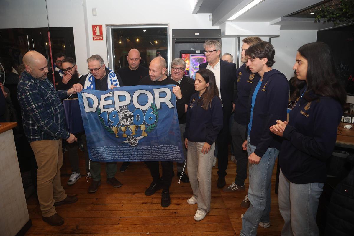 Inaugurada la peña deportivista Acrunia en Vioño