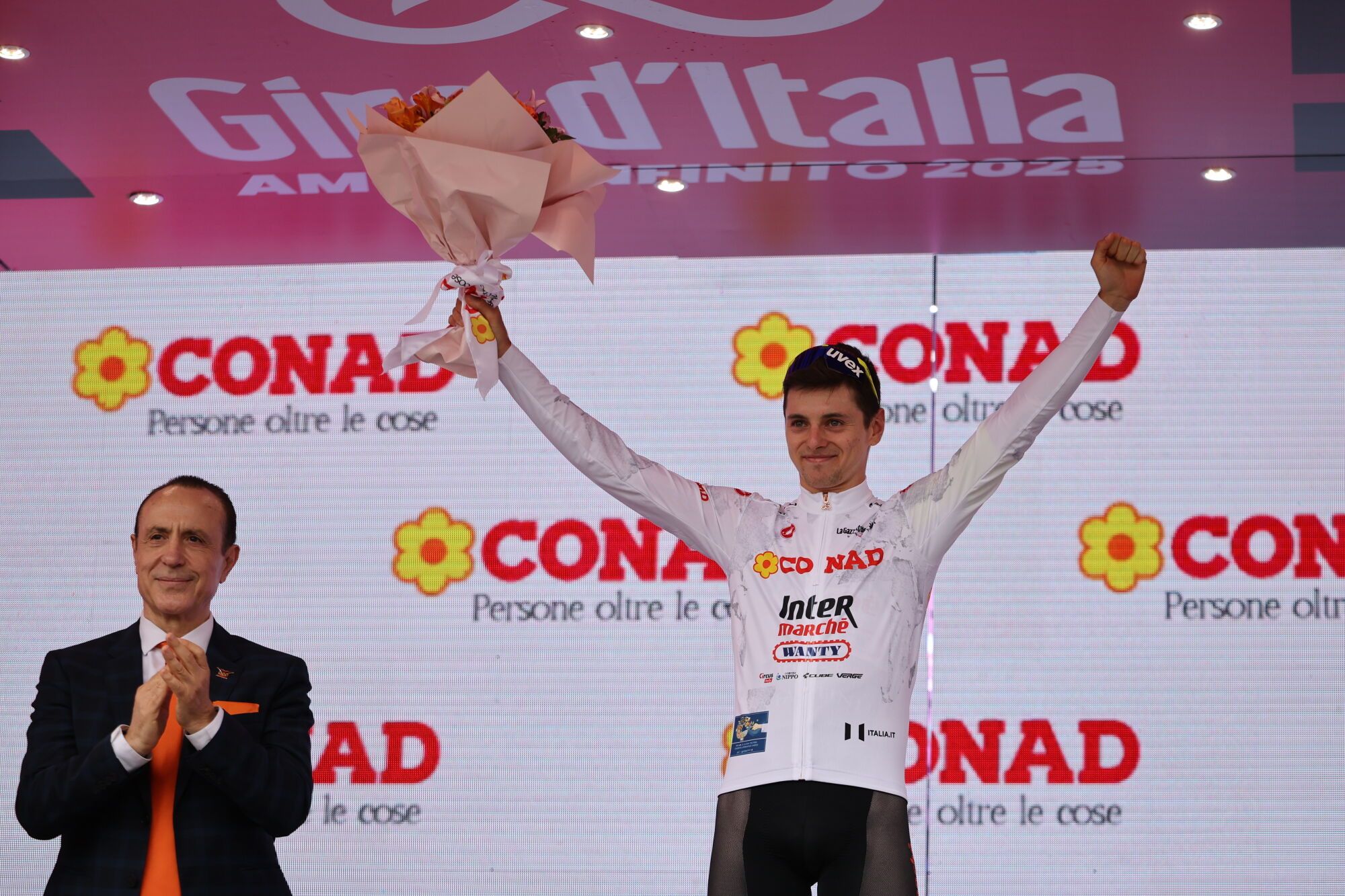 TIRANA (Albania), 09/05/2025.- Italian rider Francesco Busatto of team Intermarche - Wanty, wearing the best young rider's white jersey, poses on the podium after the first stage of the Giro d'Italia cycling tour over 164km from Durres to Tirana, Albania, 09 May 2025. (Ciclismo) EFE/EPA/GEORGI LICOVSKI