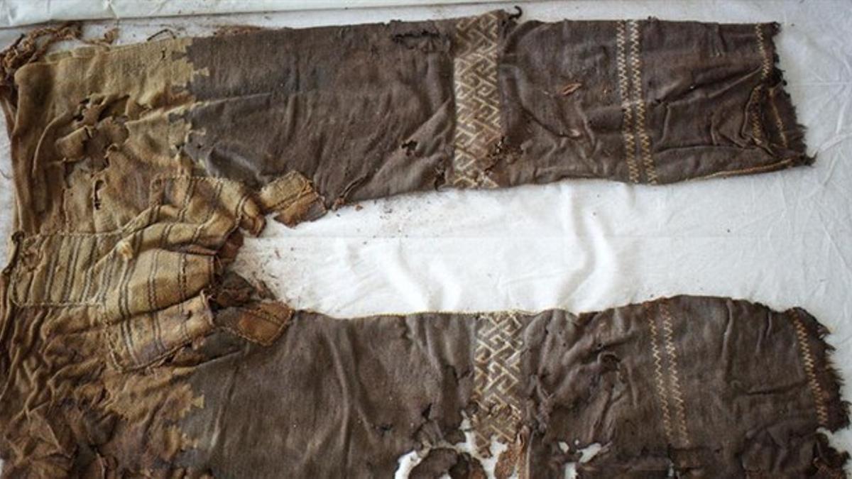 Uno de los pantalones hallados en una tumba excavada en la depresión de Turfán, en el oeste de China