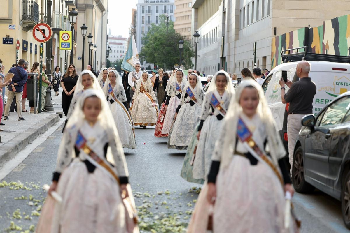 Lucía y la corte, en la procesión de la Virgen de la Barriada de Quart