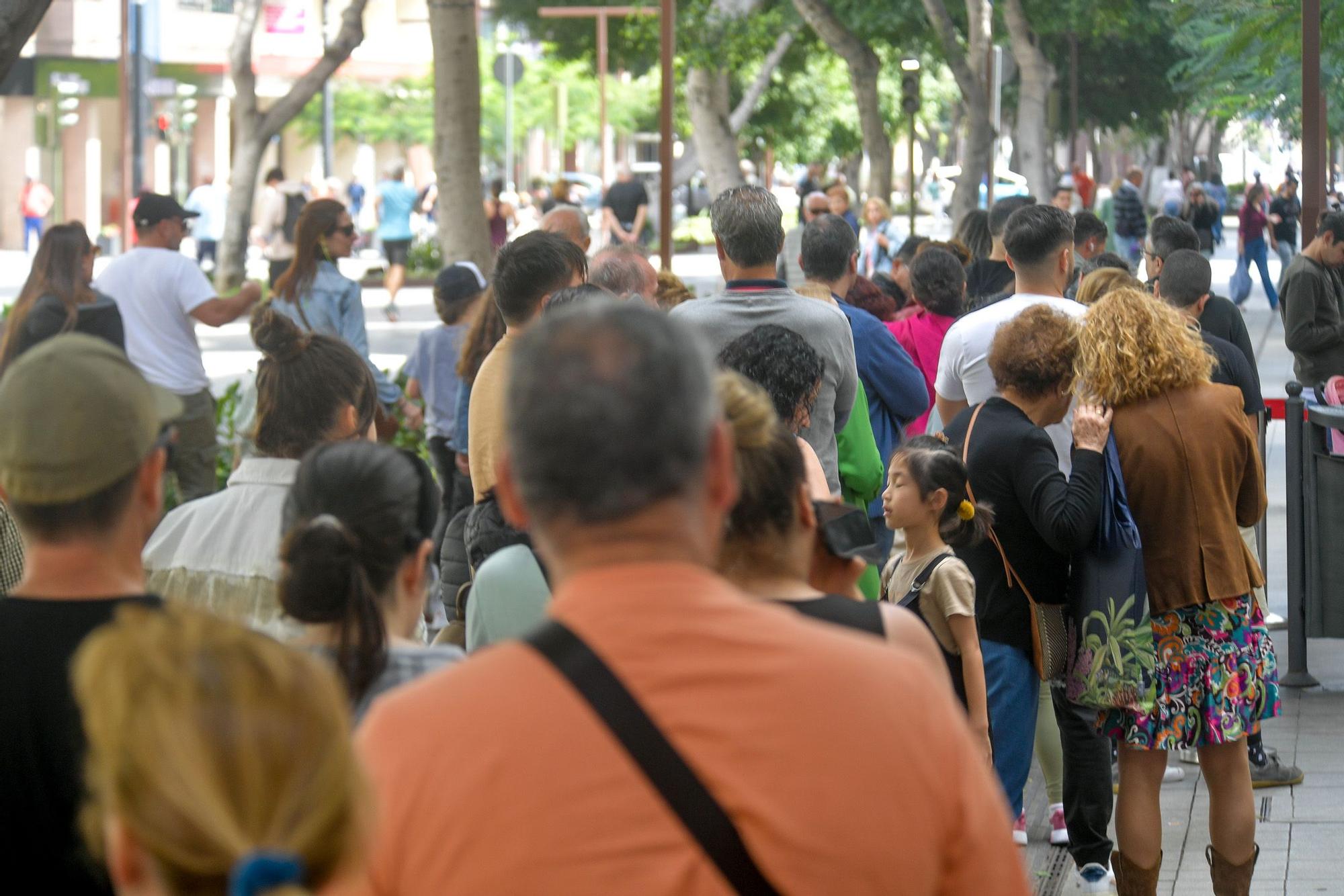 Colas en el GoXo en Mesa y López