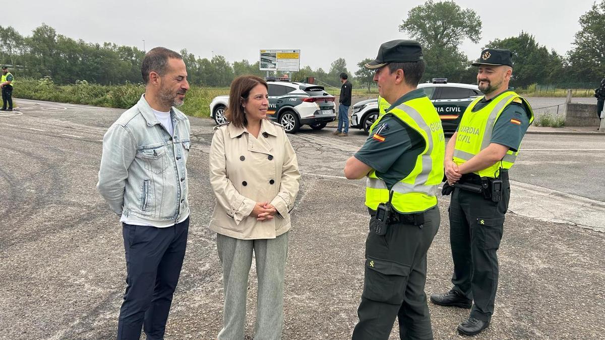 La delegada del Gobierno, Adriana Lastra charla con Ángel García "Cepi", alcalde de Siero, en presencia de agentes de la Guardia Civil.