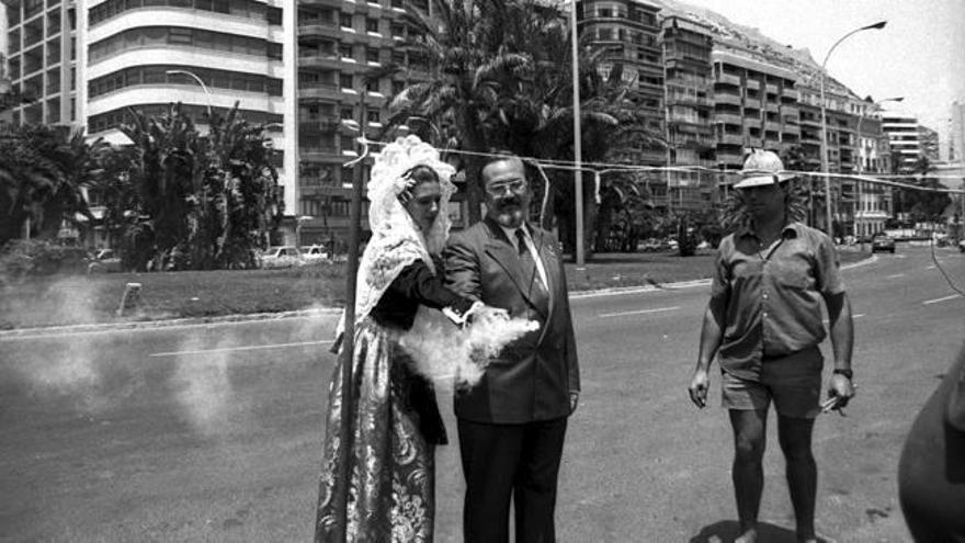 LAssaletta y la bellea de 1986 encienden una traca en la plaza del mar