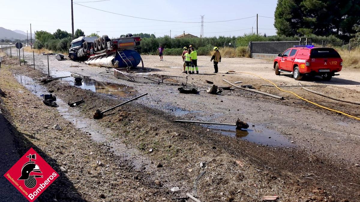 La salmuera se ha esparcido por la vía de servicio de la autovía.