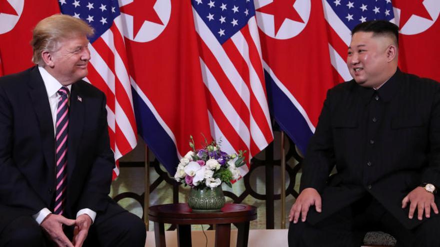 Trump y Kim Jong-un se reúnen en Hanói.