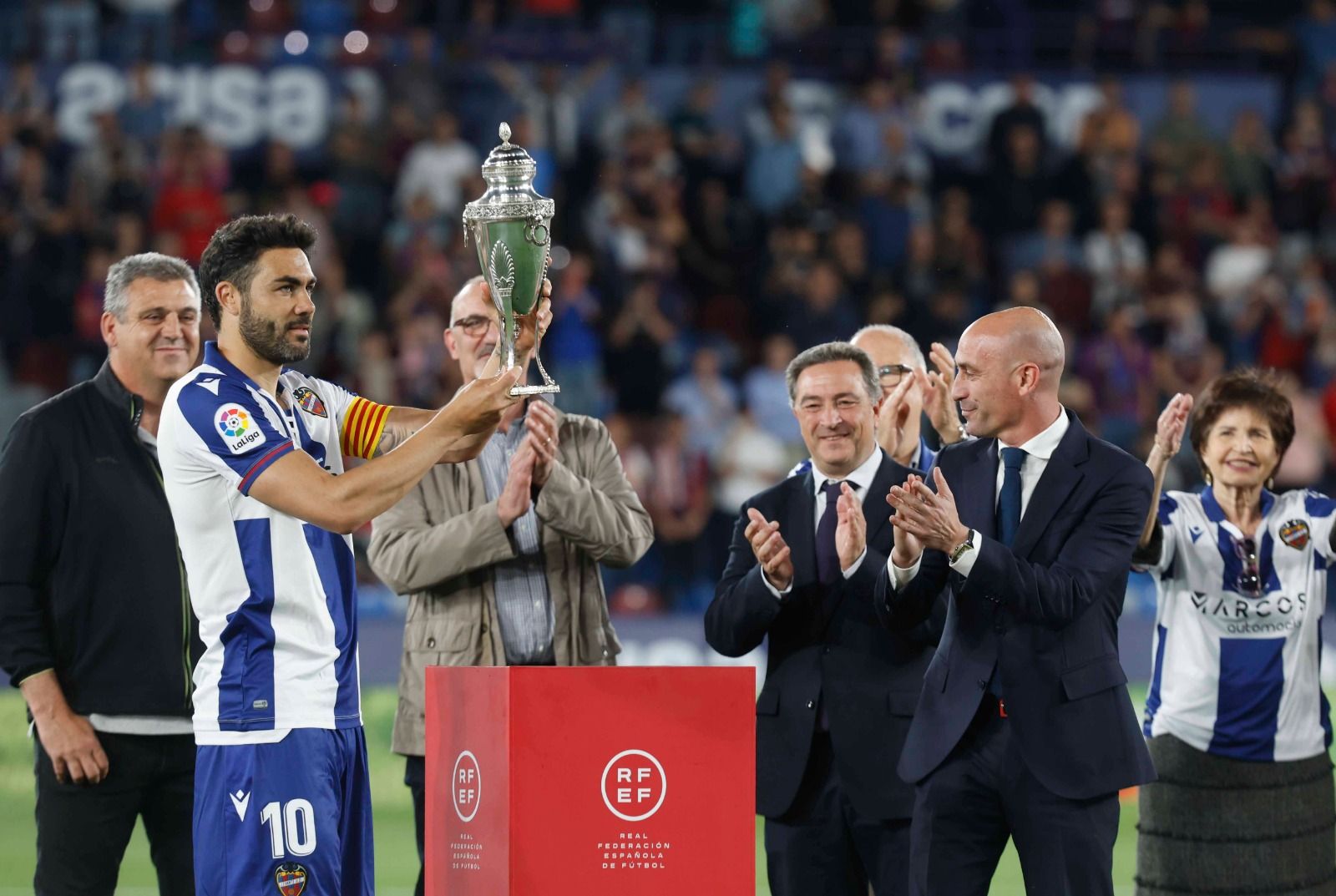 Honor y gloria para los héroes del 37: La Copa se alzó al cielo del Ciutat