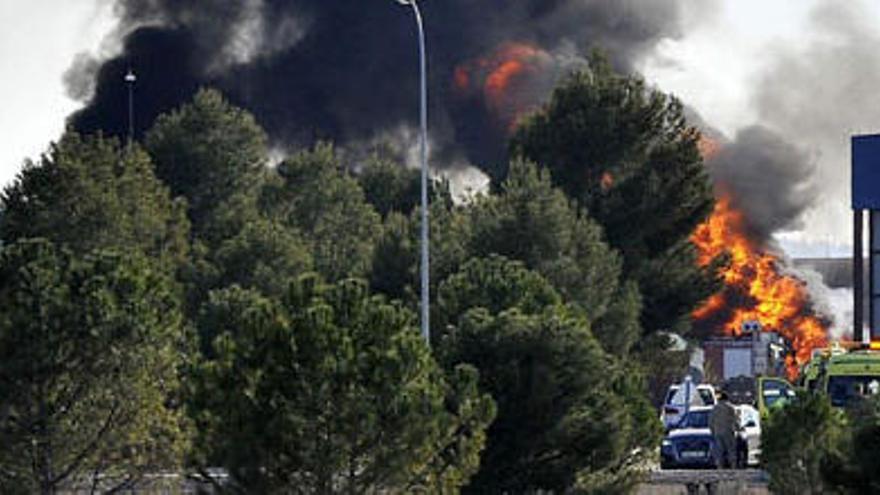 Les flames en el lloc dels fets.