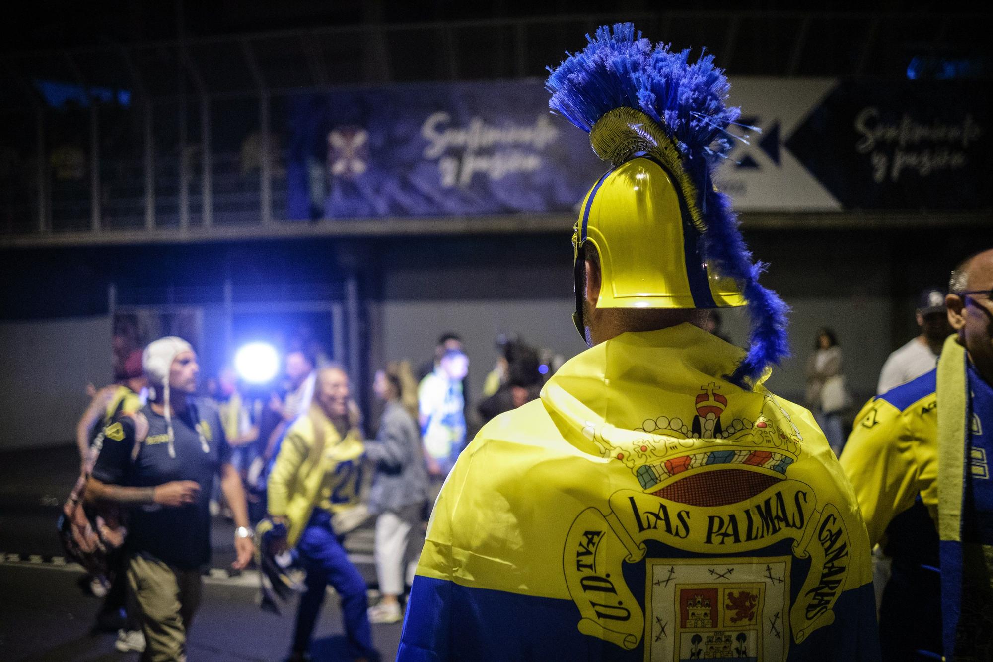 Ambiente e incidentes de la afición de la UD Las Palmas antes de llegar al Heliodoro