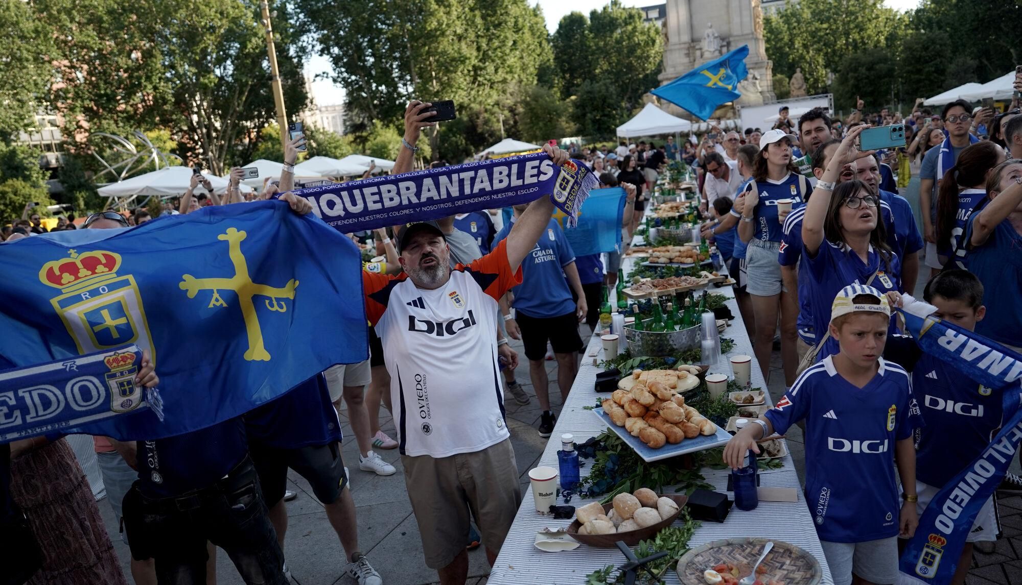 Así fue la fiesta del ascenso del Real Oviedo en Madrid.