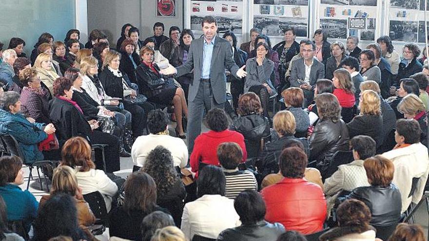 Anxo Quintana protagonizó un coloquio rodeado de unas 200 rederas gallegas y representantes sociales.