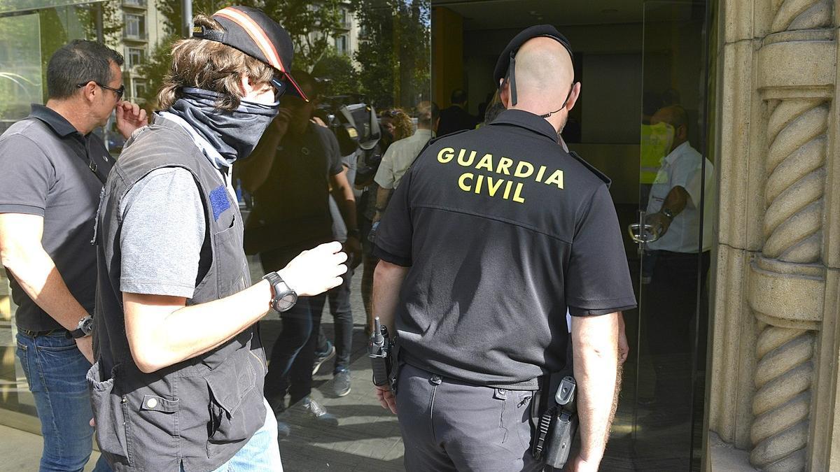 Agentes de la Guardia Civil, a la entrada de la sede de Efial.