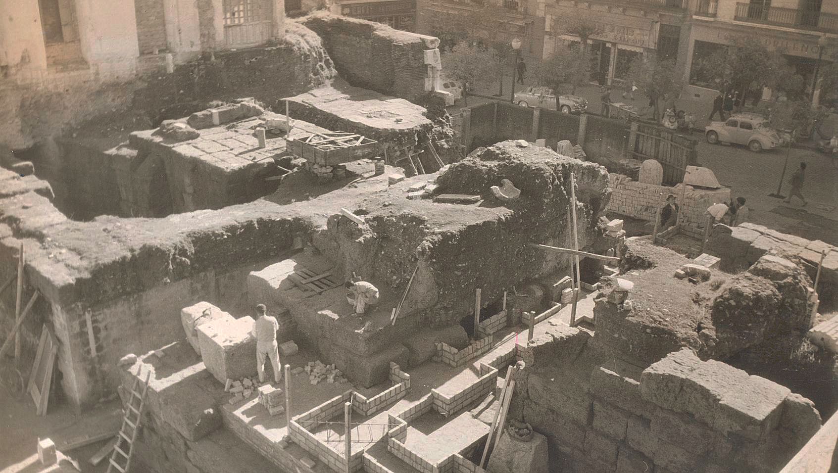 Primeros trabajos de consolidación del Templo Romano de la calle Claudio Marcelo.