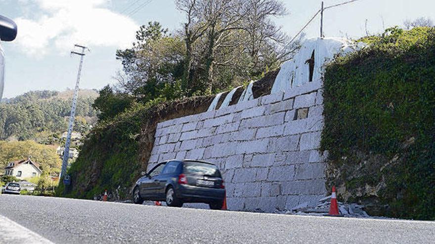 El muro del talud de Sabarigo, en Cela, llegará a los ocho metros de altura.  // Gonzalo Núñez