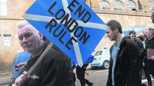 La campaña 8 Un escocés pide que Escocia deje de estar gobernada por Londres, mientras se dirige a un acto independentista, en Edimburgo.