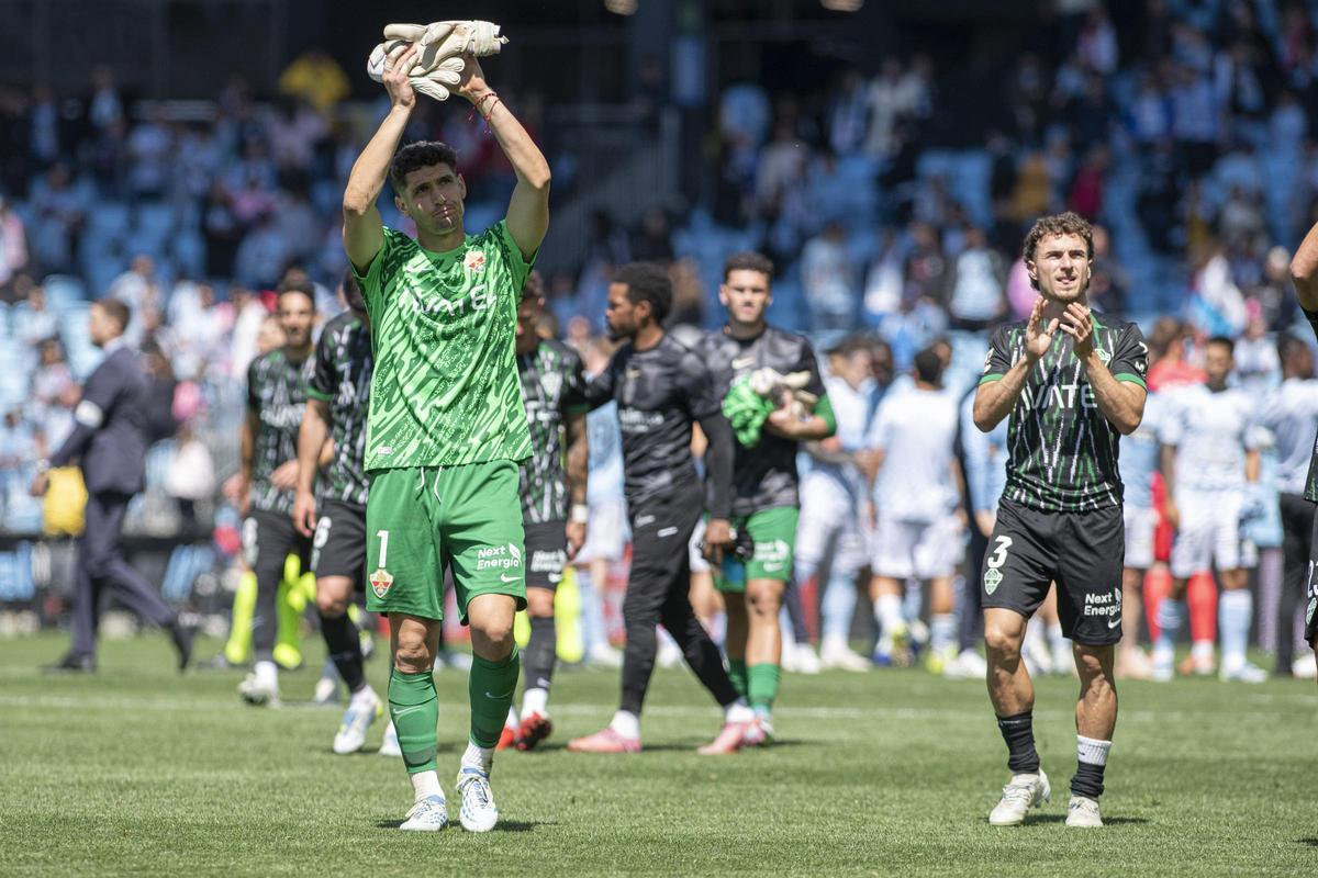 Los jugadores del Elche agradecen a los aficionados franjiverdes desplazados hasta Balaídos.