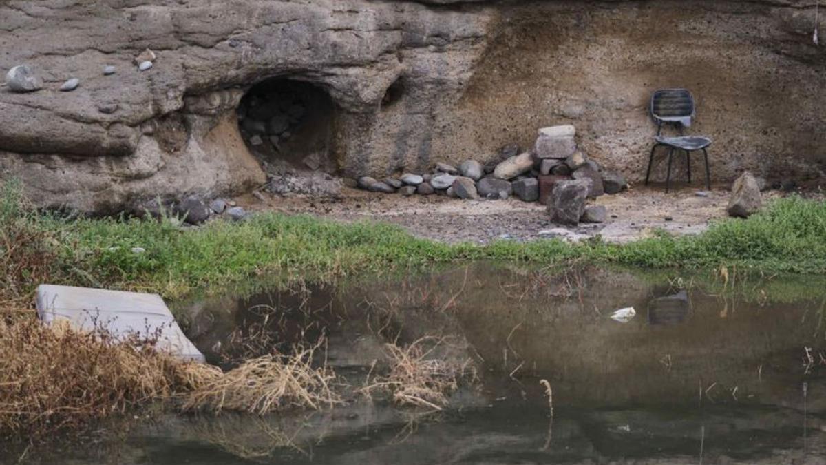 Un humedal pestilente acecha a la playa del Medio tras diez años en formación