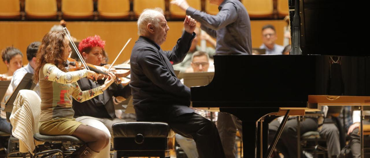 El director y pianista Daniel Barenboim ensaya con la Orquesta de València, con Yaron Traub al frente, ayer en el Palau de la Música.