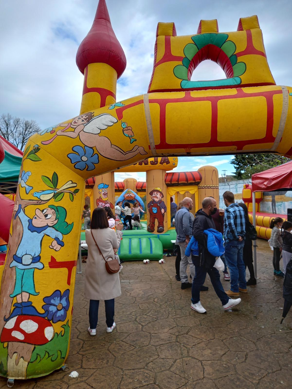 Los niños tienen atracciones con las que disfrutar en la Feria Agroalimentaria de Santiago del Campo.