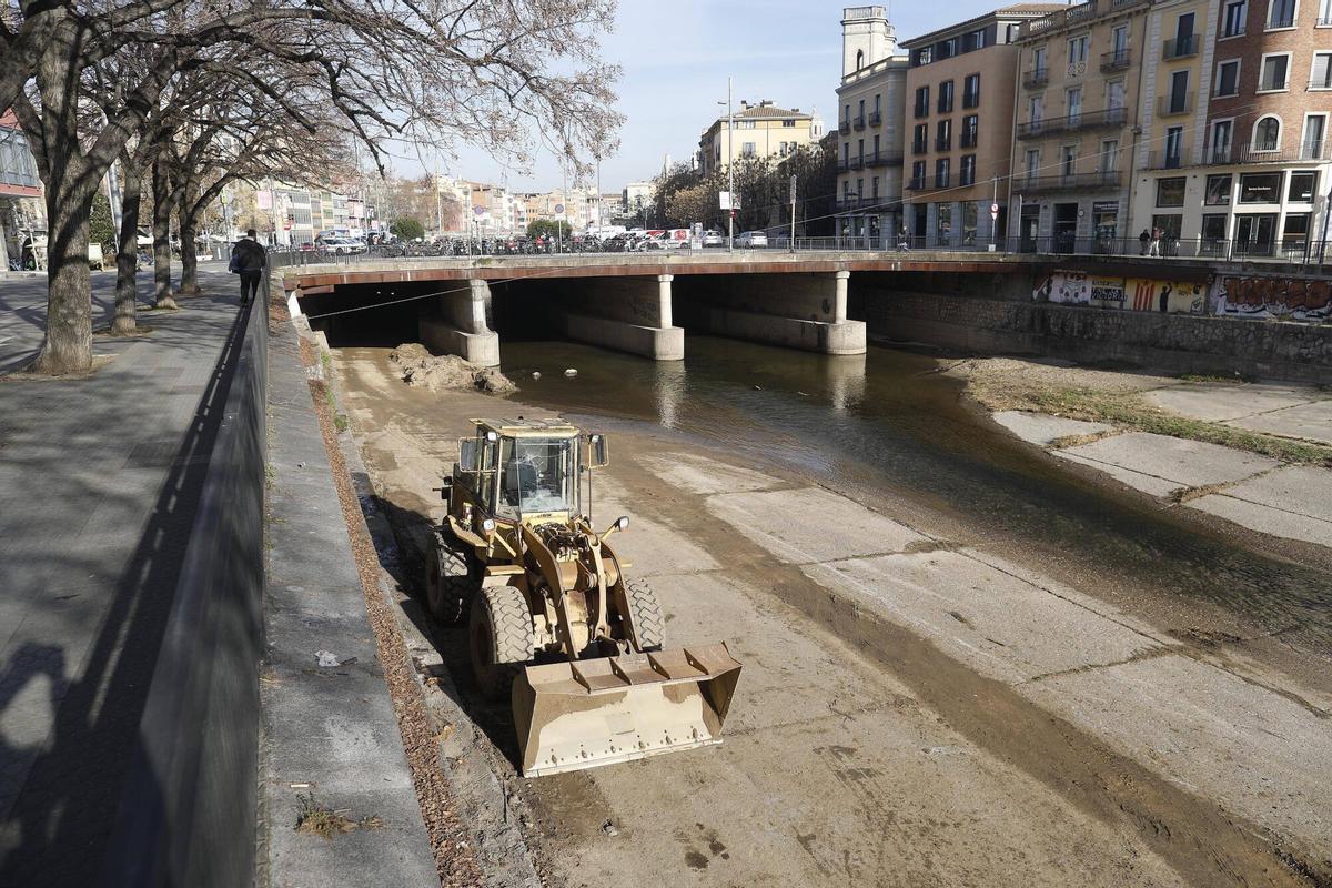Girona. Plaça Catalunya. Retirada de sediments del riu Onyar sota de la plaça de Catalunya.