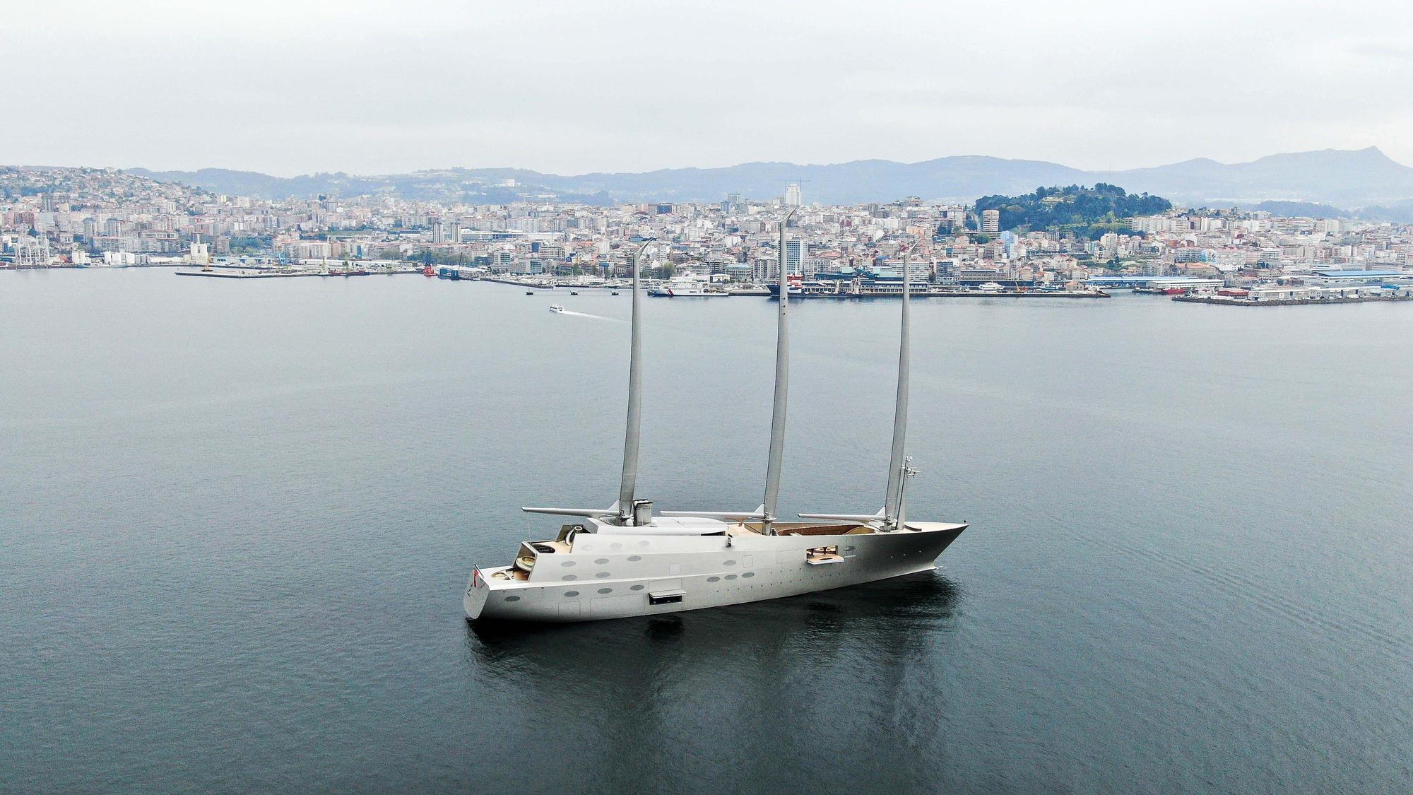 Duelo de esloras en la ría de vigo