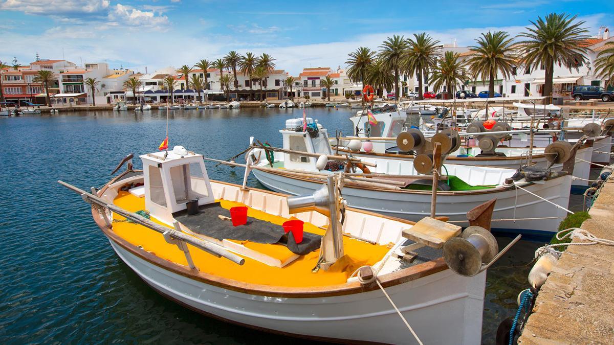 El puerto y las embarcaciones tradicionales reflejan la relación histórica de la isla con el Mediterráneo.