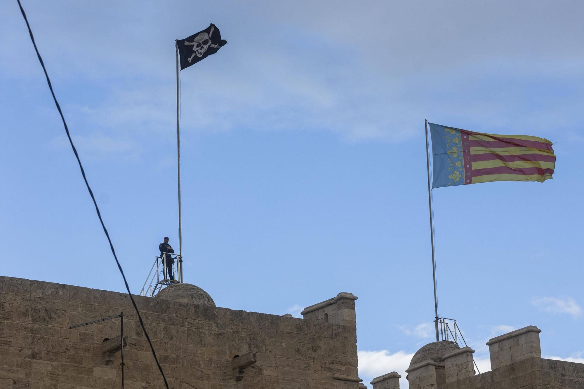 La Policía Local de València retira una bandera pirata de las torres de Quart
