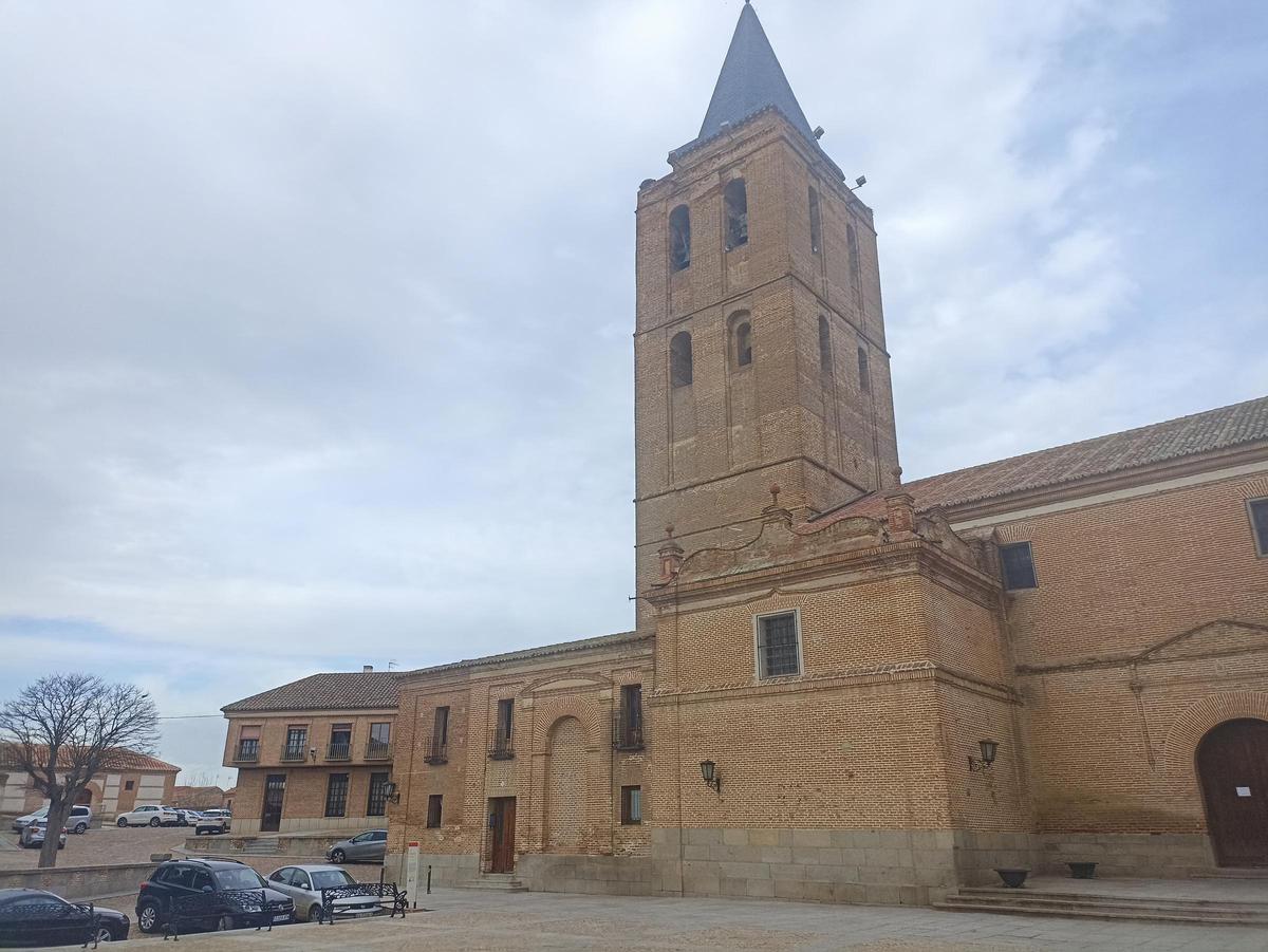 Vista de la iglesia de San Nicolás de Bari, en el centro de Madrigal de las Altas Torres.