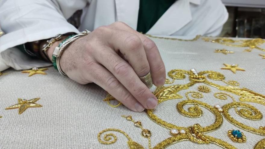 Vídeo: Así se ha confeccionado el manto del centenario de la conoración de la Virgen de Lledó