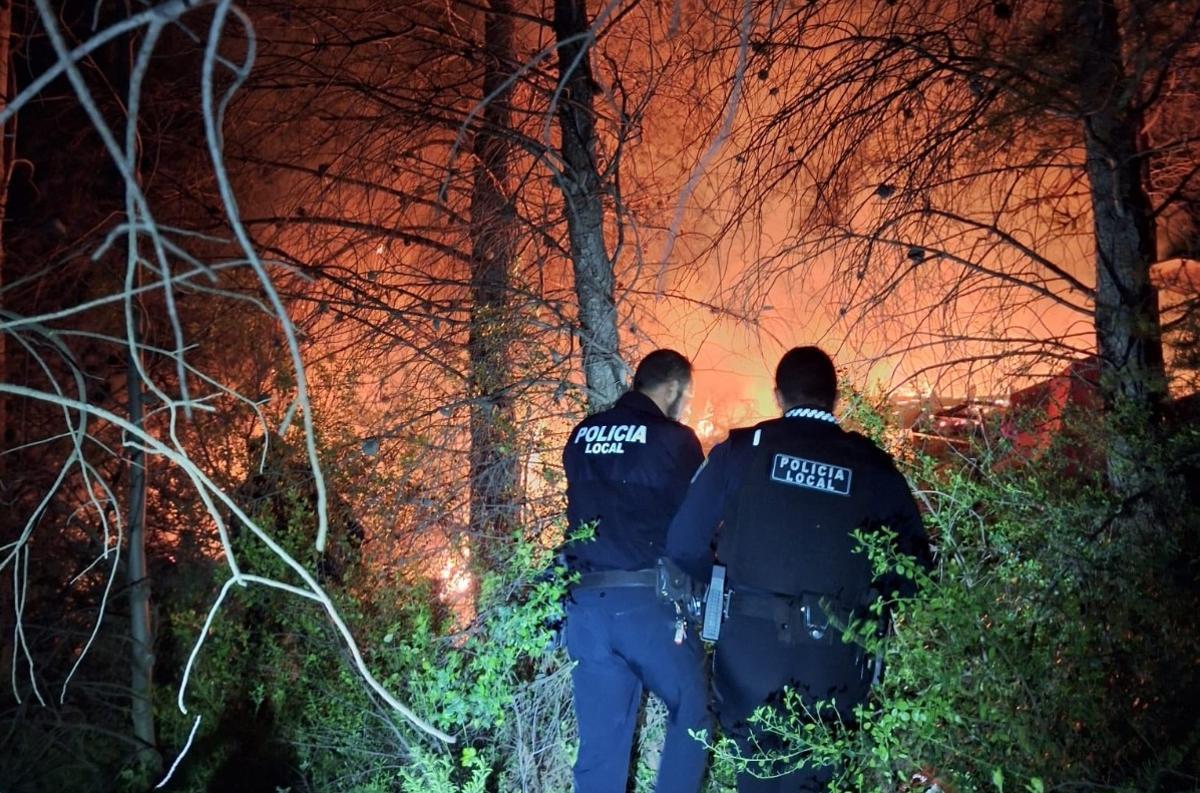 Agentes de la Policía Local durante la extinción del incendio.
