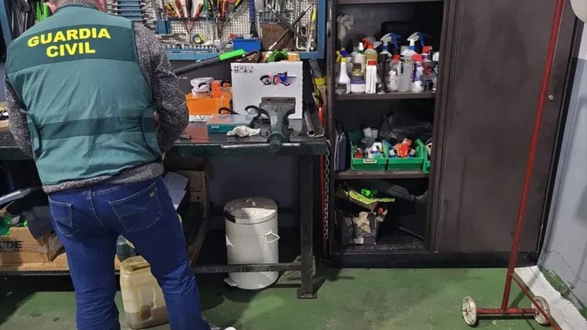 El Seprona localiza un taller mecánico ilegal.