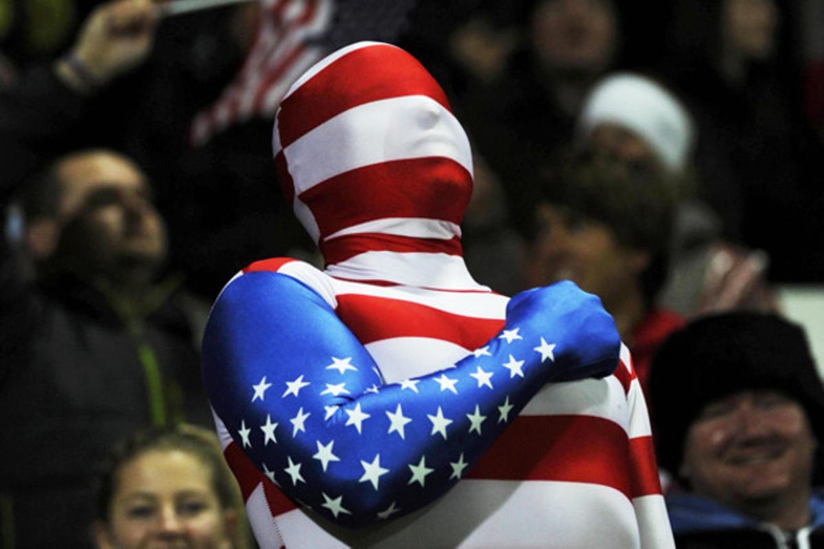 Un seguidor espera el principi del partit de rugbi entre Rússia i els Estats Units, a Nova Zelanda.