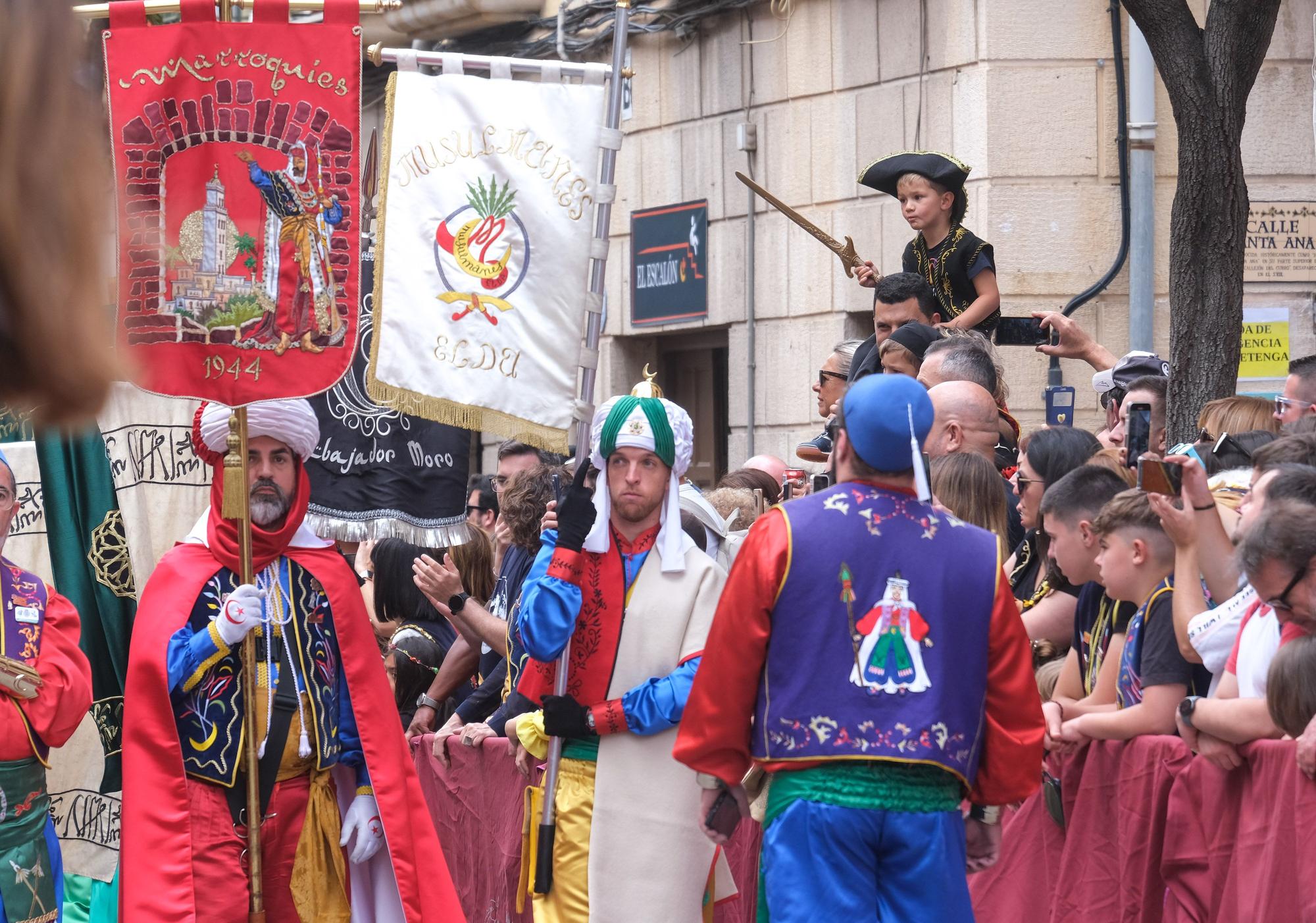 Los moros conquistan el castillo bajo la lluvia. Así ha sido la embajada mora de las fiestas de Elda