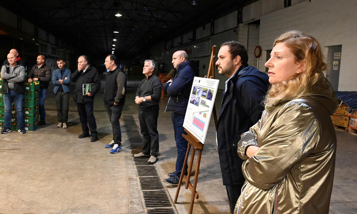 Un momento de la presentación del proyecto a los vendedores por arte de la alcaldesa de Castelló y el edil López.